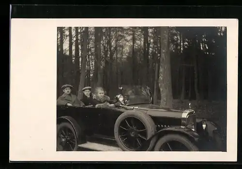 Foto-AK Frau am Steuer eines Automobils