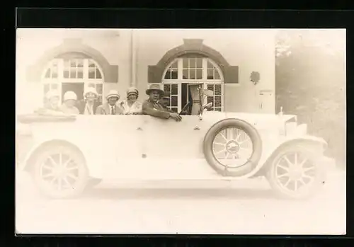 Foto-AK Herrschaften im Mercedes-Benz Automobil