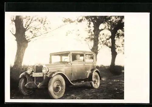 Foto-AK Herr am Steuer seines Chevrolets