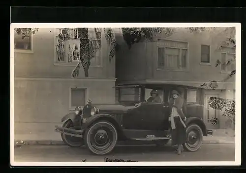 Foto-AK Zwei Damen im und am Auto