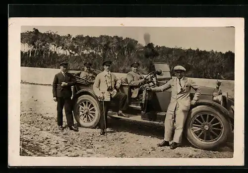 Foto-AK Fünf Herren mit Auto am Strand