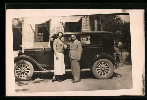 AK Gutbetuchtes Paar am Auto