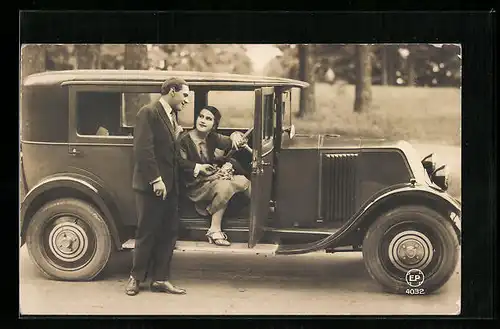 AK Dame am Steuer eines Renault-Auto