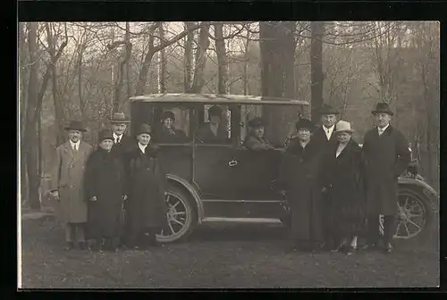 Foto-AK Gesellschaft am Auto im Wald