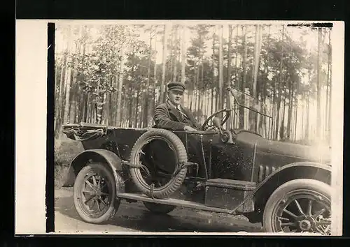 Foto-AK Herr im Cord-Anzug am Steuer seines Autos