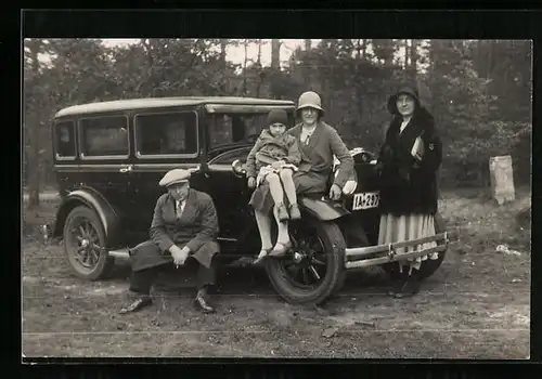 Foto-AK Familie sitzt auf ihrem Auto