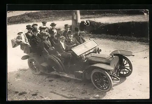 Foto-AK Vollbesetztes Automobil