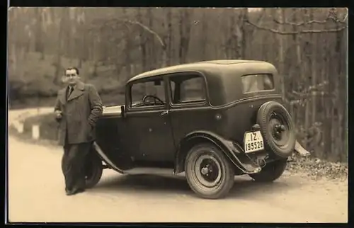 Foto-AK Herr an seinem Auto, KFZ-Kennzeichen: IZ 195526