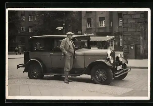 AK Herr in Knickerbockern an seinem Chrysler