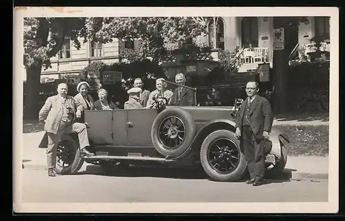Foto-AK Familie an ihrem Auto