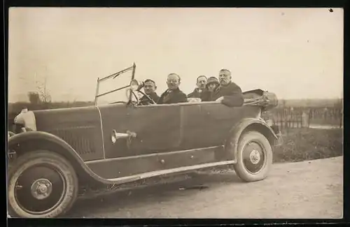 Foto-AK Fünf Leute in einem Auto