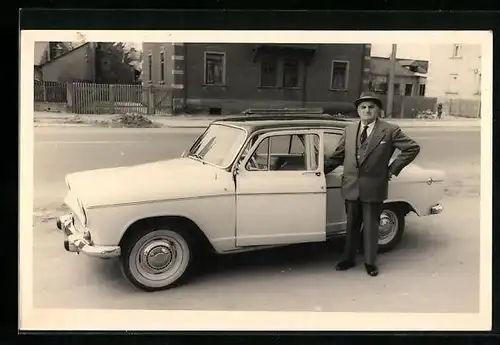 Foto-AK Mürrischer Herr an seinem neuen Auto