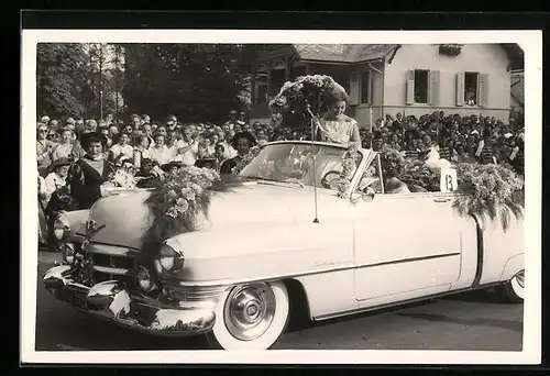 AK Cadillac-Auto mit Blumenschmuck