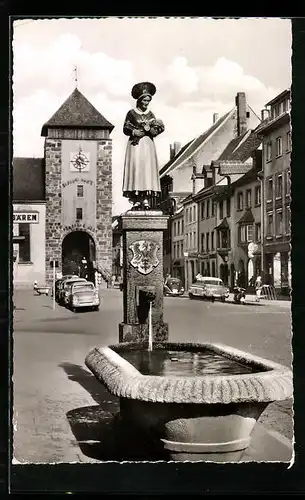 AK Villingen i. Schwarzwald, Alt-Villingerin-Brunnen und Bickentor