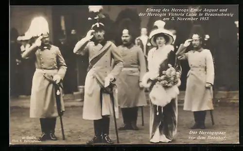 AK Braunschweig, Ernst August Herzog von Braunschweig und Herzogin Victoria Luise vor dem Bahnhof