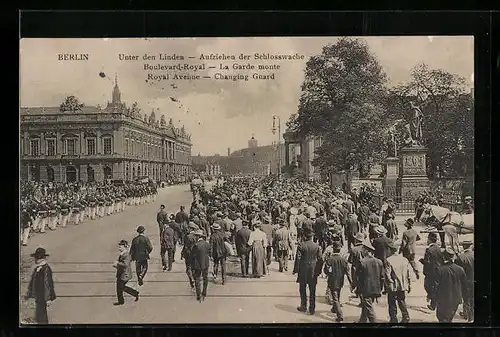 AK Berlin, Aufziehen der Schlosswache Strasse Unter den Linden