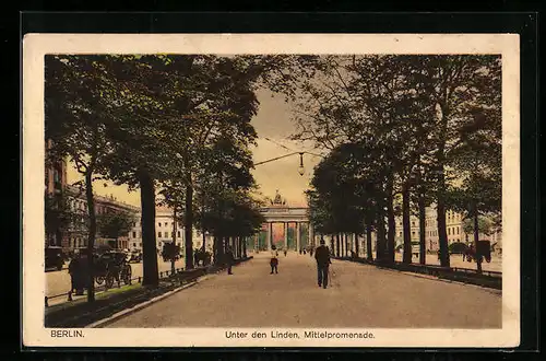 AK Berlin, Brandenburger Tor und Strasse Unter den Linden, Mittelpromenade