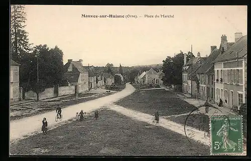 AK Mauves-sur-Huisne, Place du Marché