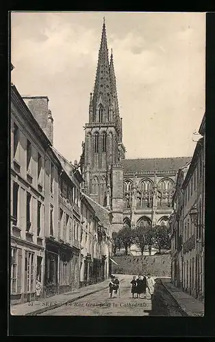 AK Sees, La Rue Grande et la Cathédrale