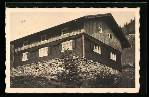 Foto-AK Bayrischzell, Hotel Sillberg-Haus, Berghütte mit Tannen