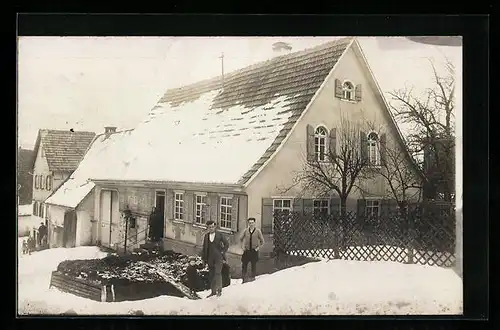 Foto-AK Ratshausen, Häuser im Schnee mit Bewohnern