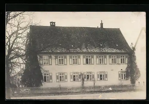 Foto-AK Kirchheim /Neckar, Grosses Haus mit Bewohnern in Fenstern, Strassenansicht