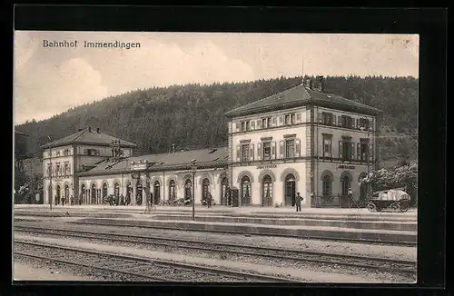 AK Immendingen, Bahnhofsgebäude mit Bahnsteig, von den Schienen gesehen