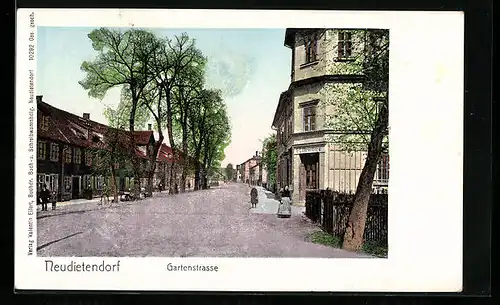 AK Neudietendorf, Gartenstrasse mit Einwohnern, mit leuchtenden Fenstern