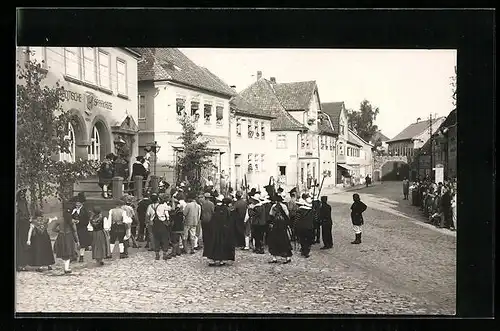 Foto-AK Rodach, Historisches Festspiel an der Stadtsparkasse, Marktplatz mit Städtischer Sparkasse & Coburger Strasse