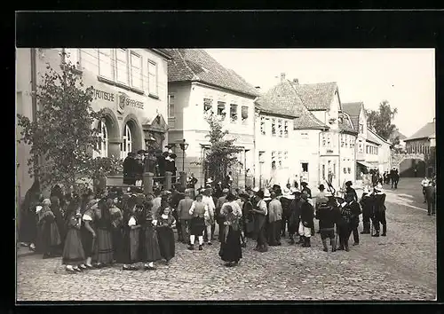 Foto-AK Rodach, Historisches Festspiel, Marktplatz mit Städtischer Sparkasse und Coburger Strasse