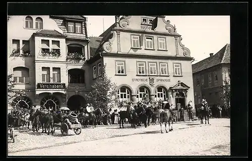 Foto-AK Rodach, Historisches Festspiel, Marktplatz mit Vereinsbank und Coburger Strasse