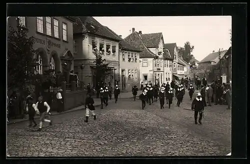 Foto-AK Rodach, Historisches Festspiel, Marktplatz mit Städtischer Sparkasse und Coburger Strasse
