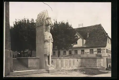 AK Bad Windsheim, Kriegerdenkmal am Hotel Rotes Ross