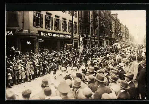 Foto-AK Nürnberg, Kaiserstrasse Ecke Adlerstrasse, Schützenumzug