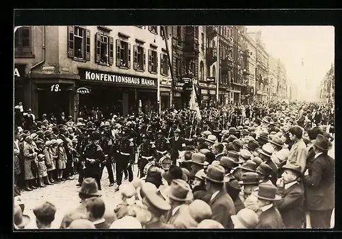 Foto-AK Nürnberg, Kaiserstrasse Ecke Adlerstrasse, Militär-Parade