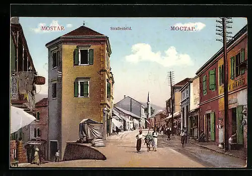 AK Mostar, Strassenbild mit Passanten und Blick auf Moschee