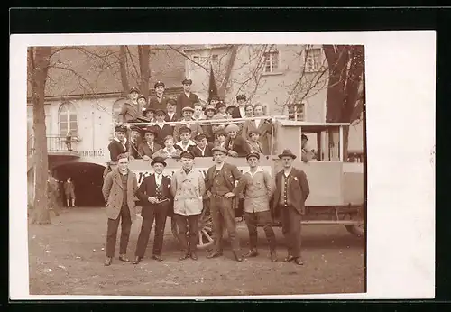 AK Vollbesetzter Lastkraftwagen