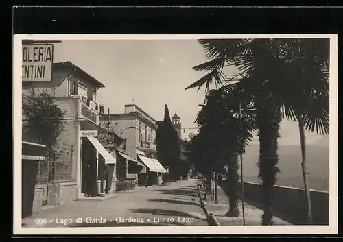 AK Gardone Riviera, Lungo Lago, Uferstrasse im Sonnenlicht