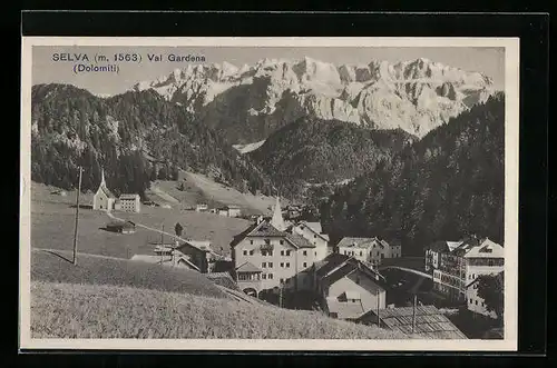 AK Selva, Ortsansicht mit Bergpanorama