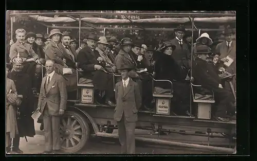AK München, Autobus mit Passagieren der Müchner Fremdenrundfahrt