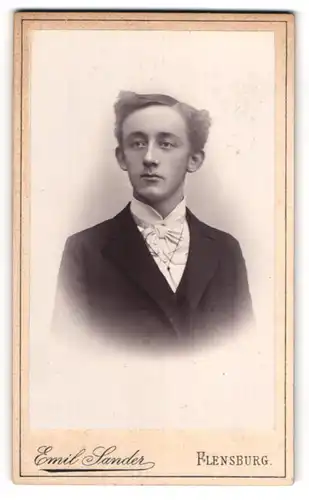 Fotografie Emil Sander, Flensburg, Norder-Strasse 25, Junger Mann im Anzug mit gescheiteltem Haar