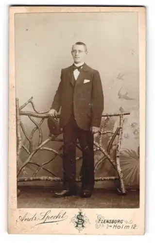 Fotografie Andr. Specht, Flensburg, Holm 12, Junger Mann im Anzug mit Mütze