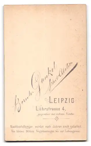 Fotografie B. Gunkel, Leipzig, Löhrstrasse 5, Geschwister in feinen Kleidern mit Spielreif