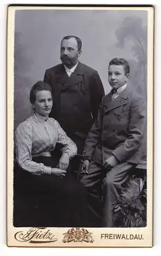 Fotografie Fietz, Freiwaldau, Rudolfsgasse, Bürgerliche Familie im Portrait