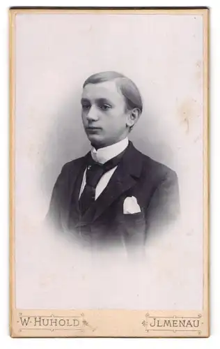 Fotografie W. Huhold, Ilmenau, Junge im Anzug mit pomadisiertem Haar