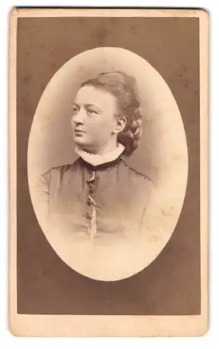 Fotografie Chr. Beitz, Arnstadt, Junge Dame mit geflochtenem Haar