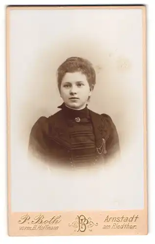 Fotografie P. Both, Arnstadt, am Riedthor, Junge Frau im Kleid mit Hochsteckfrisur