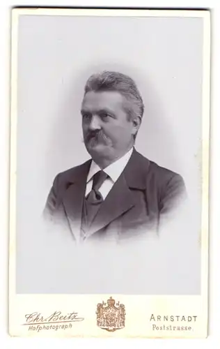 Fotografie Chr. Beitz, Arnstadt, Poststrasse, Gestandener Herr im Anzug mit grimmigen Blick