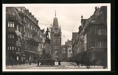 AK Freiburg i. B., Kaiserstrasse mit Martinstor und Brunnen