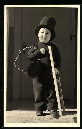 Foto-AK Kleiner Schornsteinfeger mit Leiter und Zylinder